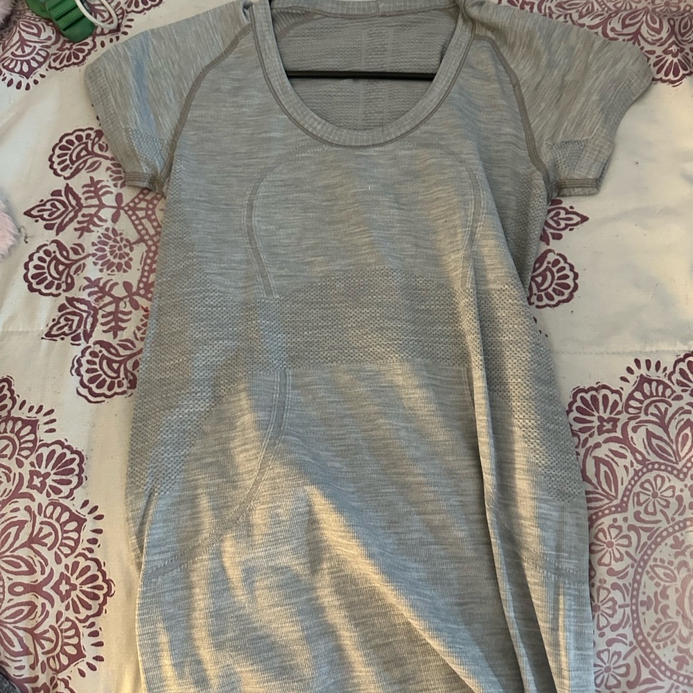 Lululemon Athletica Light Gray Short Sleeve Tee